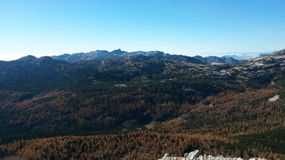 Razgled z vrha Velike Tičarice na Komno (v ospredju) ter Krn (v ozadju)