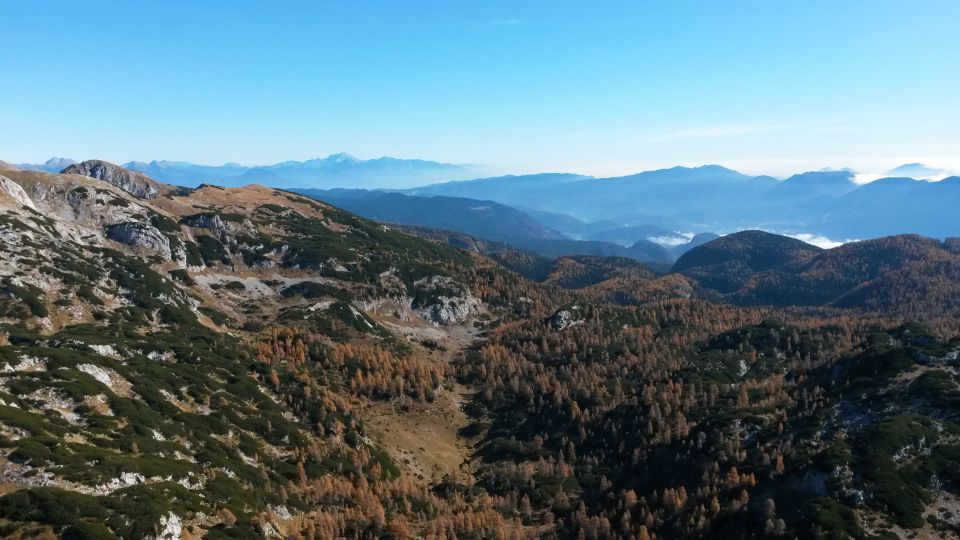 Razgled z vrha Velike Tičarice v daljavo na Karavanke in Kamniško-Savinjske Alpe