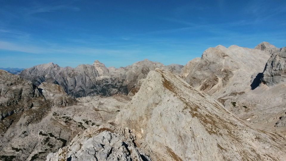 Razgled z vrha Male Zelnarice v ozadju na Prisojnik, Razor, Kanjavec in Triglav