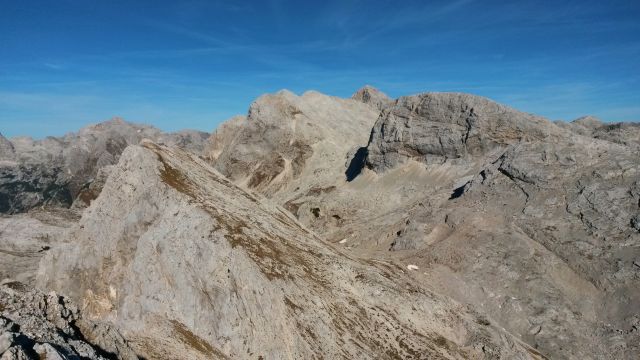 Razgled z vrha Male Zelnarice na Veliko Zelnarico (v ospredju) ter Triglav (v ozadju)