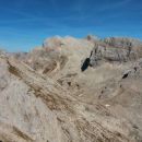 Razgled z vrha Male Zelnarice na Veliko Zelnarico (v ospredju) ter Triglav (v ozadju)