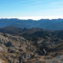 Razgled z vrha Male Zelnarice na dolino Za Kopico ter Bohinjske hribe
