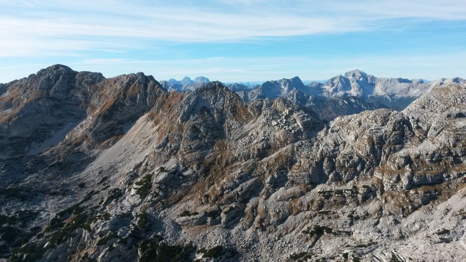 Razgled z vrha Velike Zelnarice na Špičje (v ospredju) ter Jalovec (desno v ozadju)
