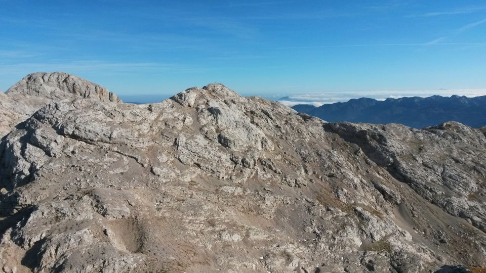 Razgled z vrha Velike Zelnarice na Debeli vrh (levo) in Vogle