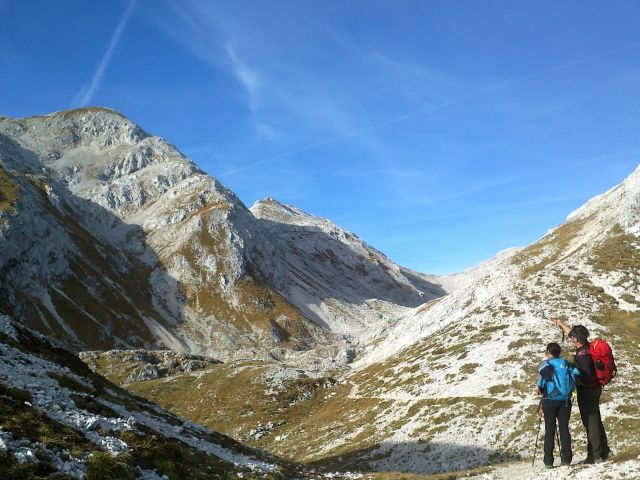 Pot po dolini Za Kopico ter razgled nazaj na Malo (levo) in Veliko (desno) Zelnarico