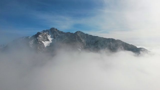 Razgled s Srednjega vrha na Begunjščico