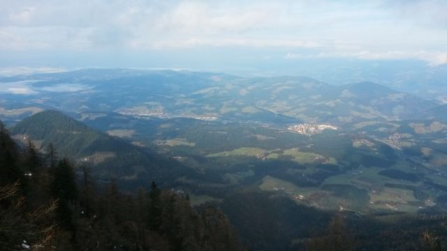 Razgled z vrha Uršlje gore na Koroško dolino