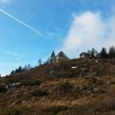 Pogled nazaj proti cerkvi Svete Uršule in Domu na Uršlji gori