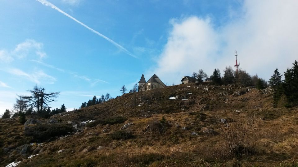 Pogled nazaj proti cerkvi Svete Uršule in Domu na Uršlji gori