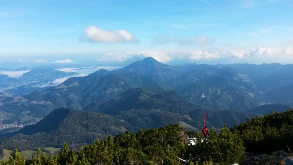 Spust v smeri Doma na Peci ter razgled na Uršljo goro