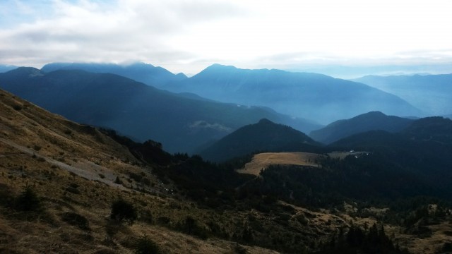 Razgled s poti proti Domu na Kofcah ter Tolsti vrh s Kriško goro