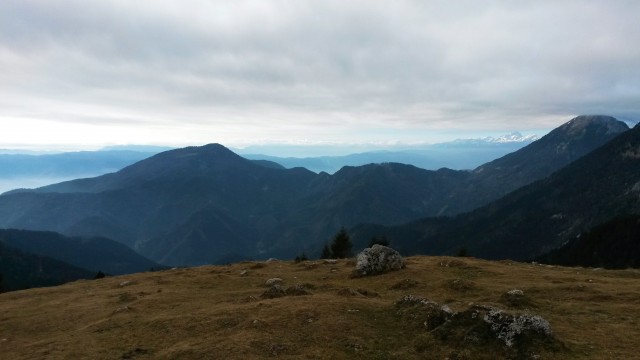 Razgled s poti na Dobrčo, Julijske Alpe in Begunjščico (od leve proti desni)