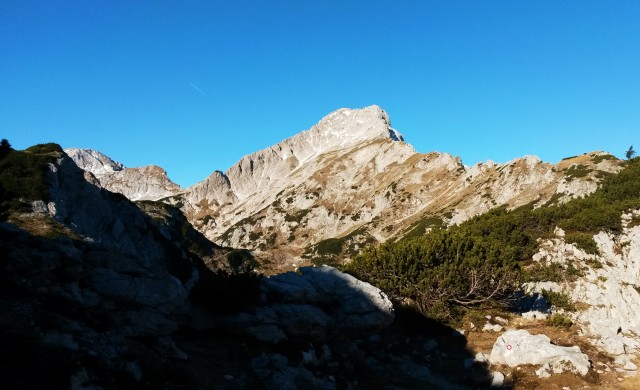 Razgled s poti na celoten greben od Male Ojstrice (desno) do vrha Ojstrice (levo)