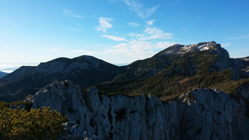 Razgled z vrha Križevnika na Dleskovec (levo) in Veliko Zelenico (desno)