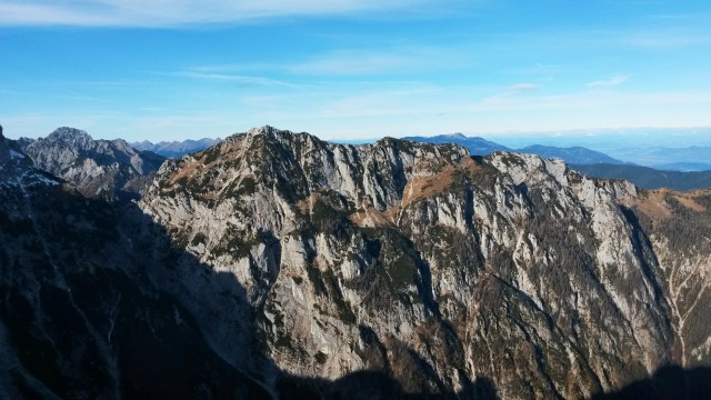 Razgled z vrha Moličke peči na Mrzlo goro, vzhodni greben Košute, Krofičko in Obir