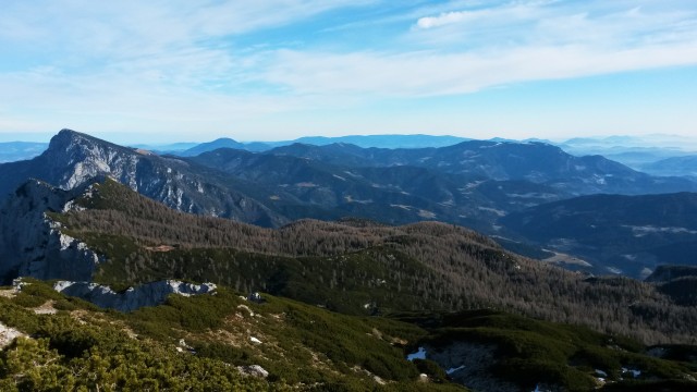 Razgled z vrha Moličke p. na Raduho, Križevnik, Uršljo goro, Komen, Smrekovec in Golte