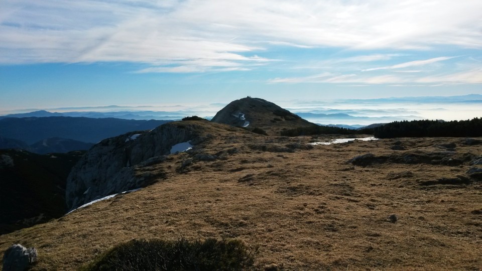 Pogled z Velike Zelenice na travnato pobočje proti Velikem vrhu