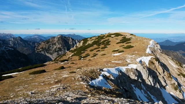 Razgled z Velikega vrha na travnato pobočje proti Veliki Zelenici (desno)