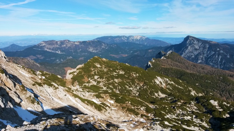 Razgled z Velikega vrha na Moličko peč in Križevnik ter Olševo, Peco in Raduho