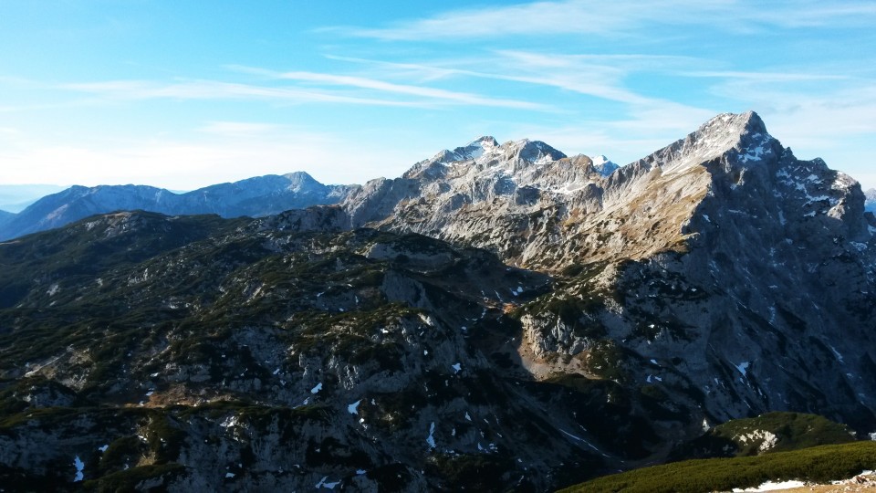 Razgled z Velikega vrha na Krvavec, Kalški greben, Lučkega Dedca, Planjavo in Ojstrico
