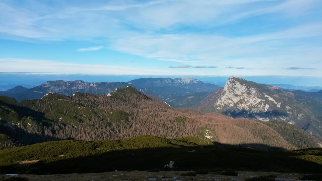 Razgled z vrha Dleskovca na Olševo, Križevnik, Peco in Raduho (od leve proti desni)