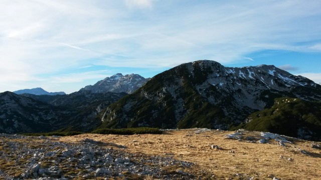 Razgled z vrha Dleskovca na Kalški greben, Lučkega Dedca, Planjavo in Veliko Zelenico