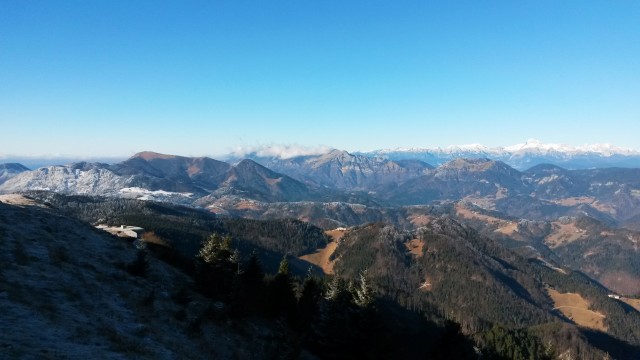 Razgled z vrha Blegoša na Porezen, Bohinjske hribe, Soriško planino in Julijske Alpe
