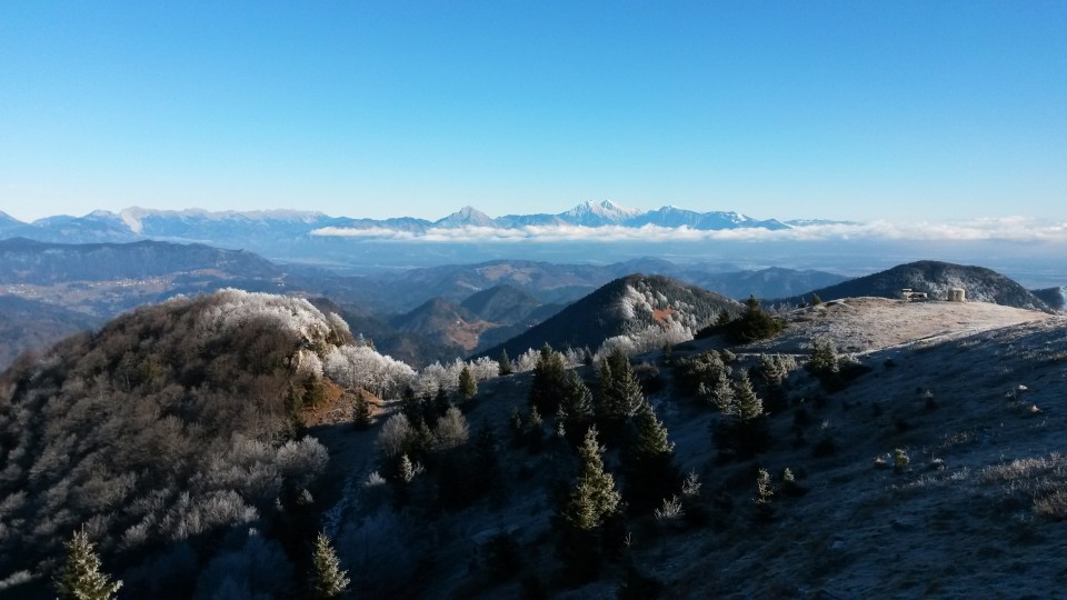 Razgled z vrha Blegoša na greben Košute, Storžič, Kočno, Grintovec in Krvavec