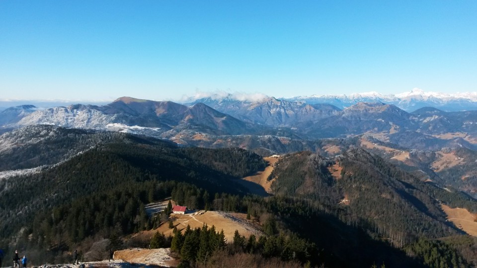 Razgled z vrha Blegoša na nadaljnjo pot proti Koči na Blegošu