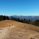 Malo pred Kočo na Blegošu ter razgled na Julijske Alpe s Triglavom
