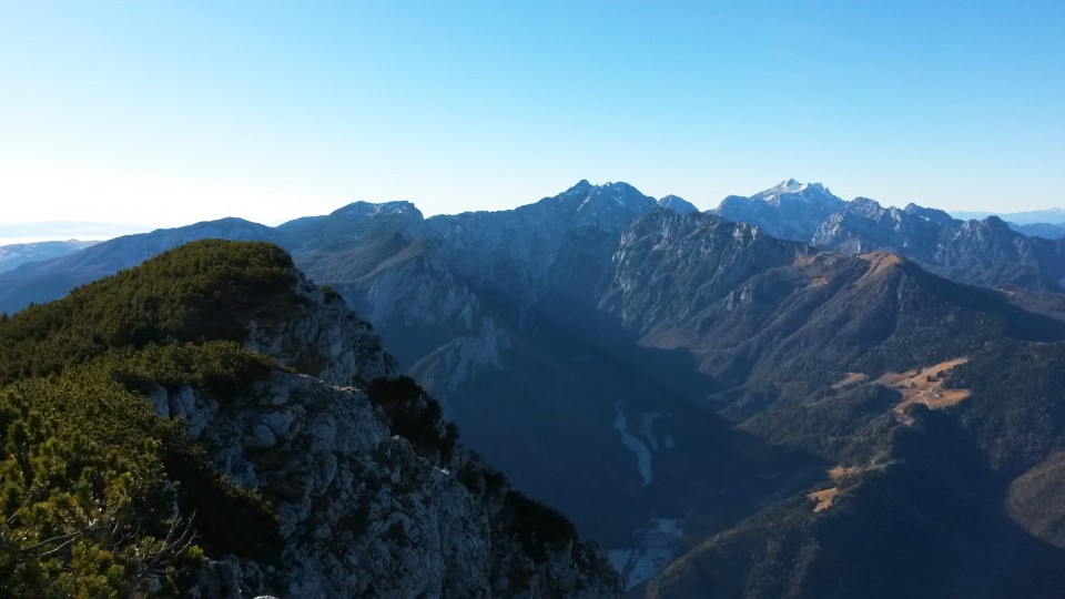 Razgled z vrha Raduhe na Veliko Zelenico, Ojstrico, Krofičko, Skuto, Rinke in Mrzlo goro