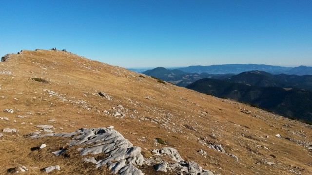 Razgled z vrha Raduhe na vršno pobočje, Uršljo goro, Pohorje, Komen in Smrekovec