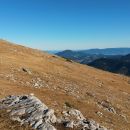 Razgled z vrha Raduhe na vršno pobočje, Uršljo goro, Pohorje, Komen in Smrekovec
