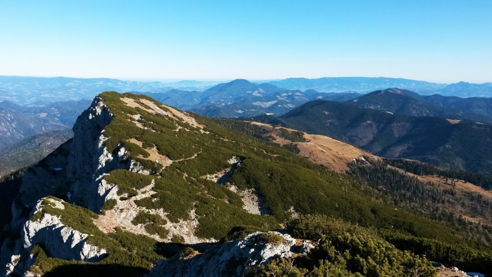 Nadaljnja pot nazaj proti Planini Loki ter razgled na Uršljo goro, Pohorje in Smrekovec