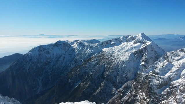 Razgled z vrha Turske gore na Krvavec (levo) in Kalški greben (desno)