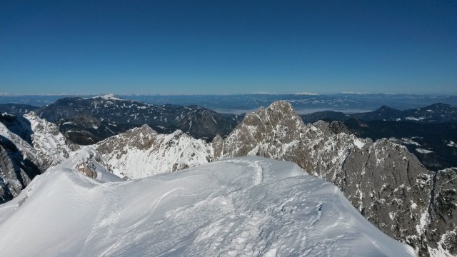Razgled z vrha Turske gore na Obir (levo v ozadju) in Mrzlo goro (desno)