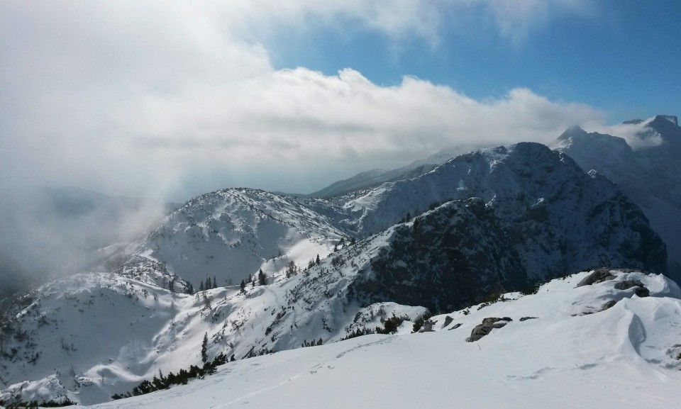 Razgled z vrha Debele peči na Okroglež, Brda in Mali Draški vrh (od leve proti desni)