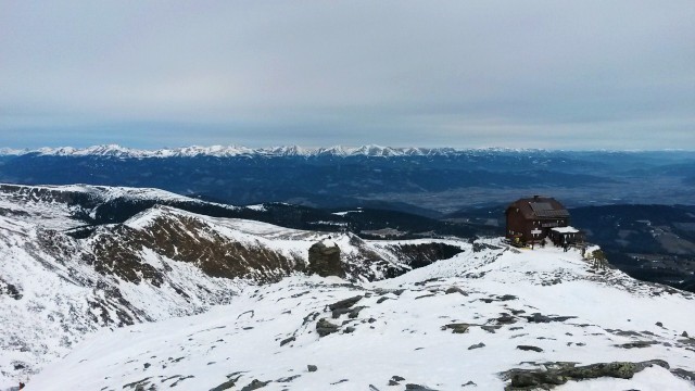 Razgled z vrha Zirbitzkogla na Avstrijske Alpe in kočo Zirbitzkogel Hütte