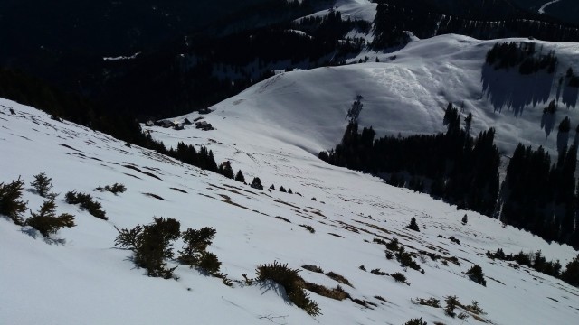 Pogled navzdol na strmo pobočje Ojstrnika