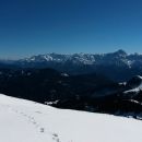 Razgled z vrha na Karnijske Alpe (v ospredju) ter Karavanke in Julijske Alpe (v ozadju)