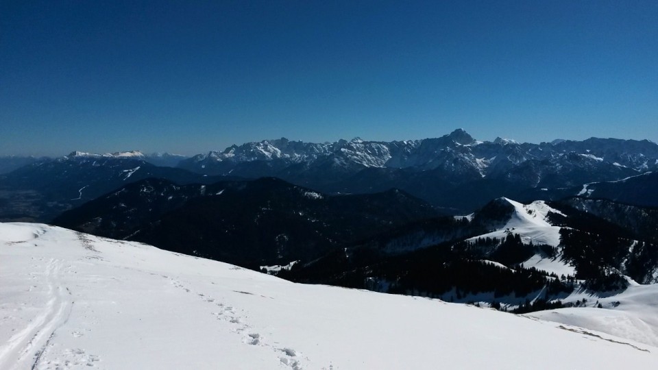 Razgled z vrha na Karnijske Alpe (v ospredju) ter Karavanke in Julijske Alpe (v ozadju)