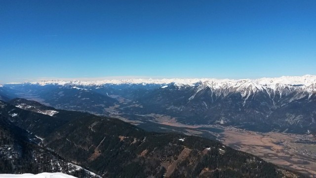 Razgled z vrha Ojstrnika na Avstrijske Alpe