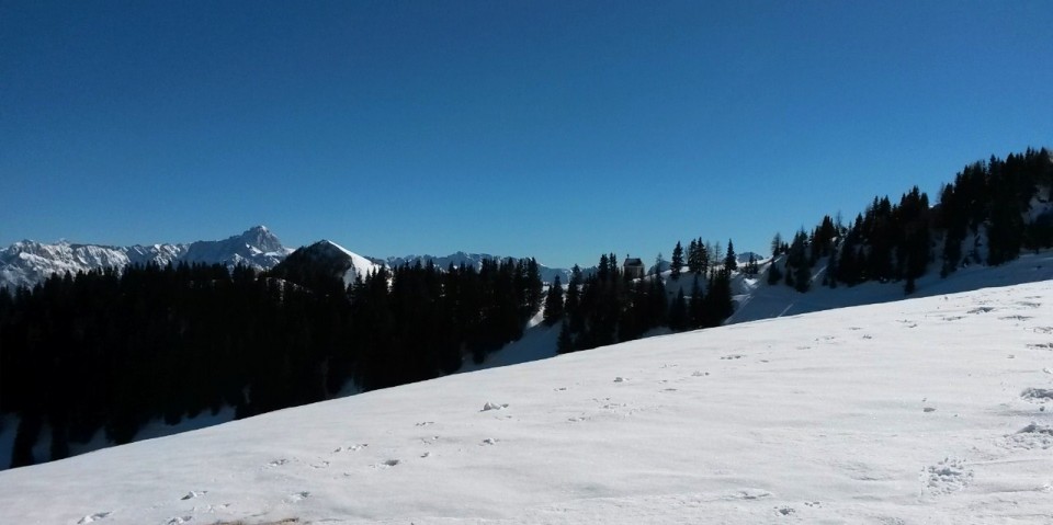 Razgled z poti na Veliki Zahomec in kapelico Marije Snežne (v ospredju)