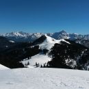 Razgled z vrha Gozmana na Veliki Zahomec (v ospredju) ter Julijske Alpe (v ozadju)