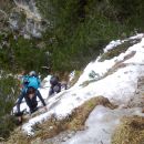 Začetni del poti na Špik je še precej poledenel