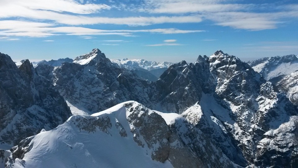 Razgled z vrha Špika na Lipnico (spredaj) ter Razor (levo) in Prisojnik (desno) v ozadju