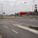 Ob prečkanju proge zavijemo levo-Markišavci.