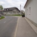 Pred to veliko hišo zavijemo desno in pridemo na makedam.
