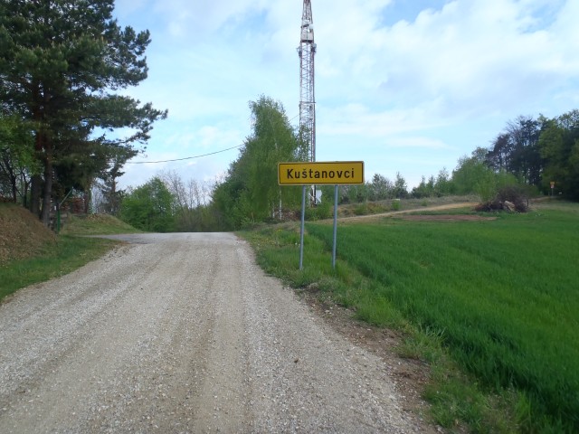 V vasi Kuštanovci pred stolpom zavij desno.