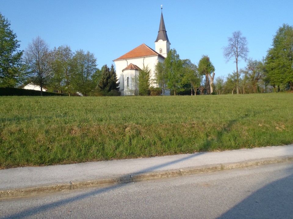 Levo ob cesti Evangeličanska cerkev Gornji Petrovci.